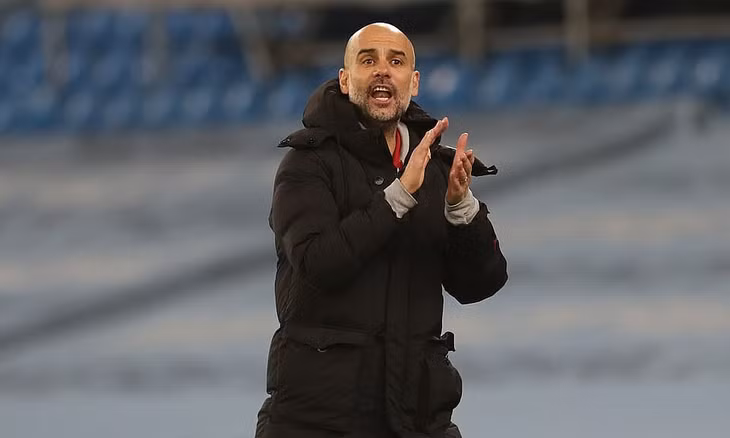 HLV Guardiola động viên các học trò trong trận thắng Crystal Palace 4-0 hôm 17/1. Ảnh: NMC Pool