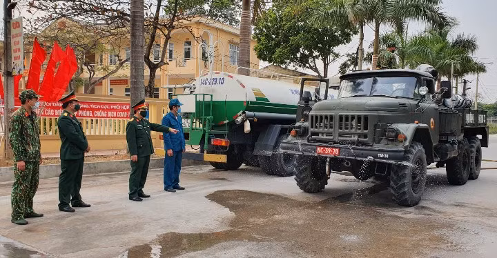 Đại tá Nguyễn Thanh Bình, Phó Chỉ huy trưởng Bộ CHQS tỉnh chỉ đạo các lực lượng làm nhiệm vụ phun khử khuẩn tại xã Thủy An, TX Đông Triều.