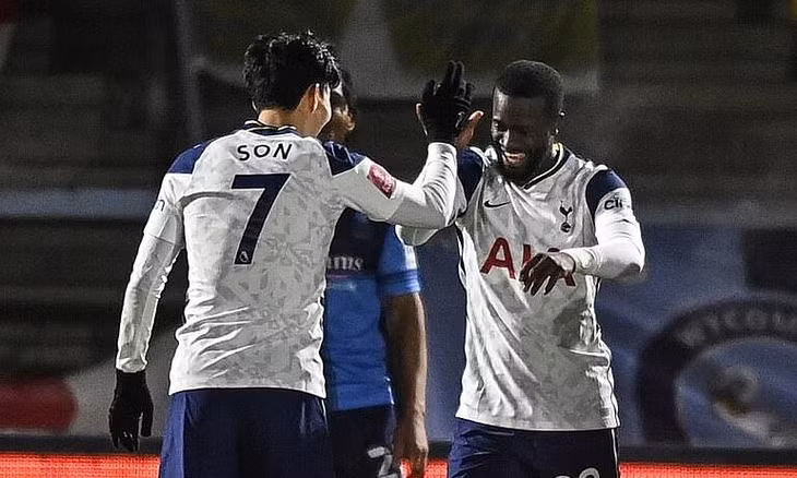 Ndombele (phải) chia vui cùng Son sau bàn thắng thứ ba của Tottenham. Ảnh: DailyMail