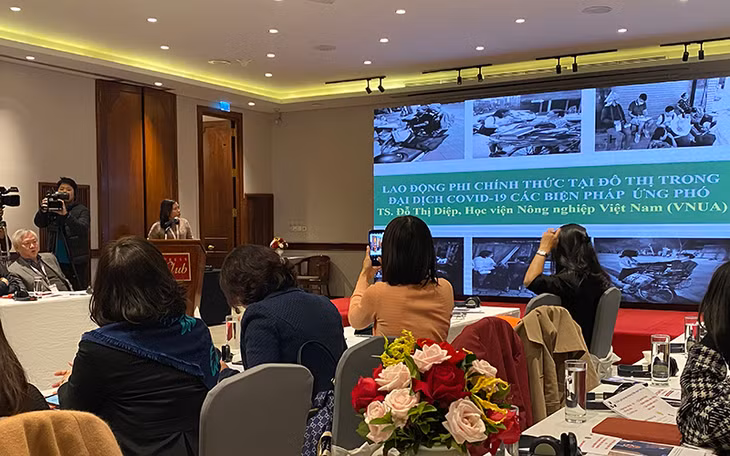 Đại diện nhóm nghiên cứu của Học viện Nông nghiệp Việt Nam thông tin về kết quả nghiên cứu.