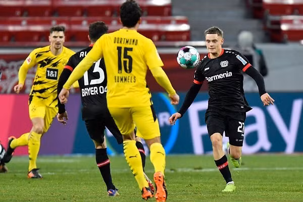 Wirtz (phải) ghi ba bàn, kiến tạo bốn bàn ở Bundesliga mùa này dù mới 17 tuổi. Ảnh: AP
