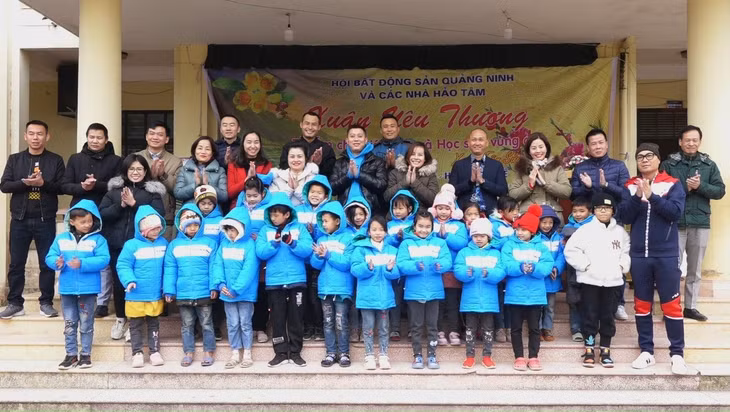 Hội Bất động sản Quảng Ninh và các nhà hảo tâm tặng áo ấm cho học sinh Trường TH-THCS Lương Mông, huyện Ba Chẽ.