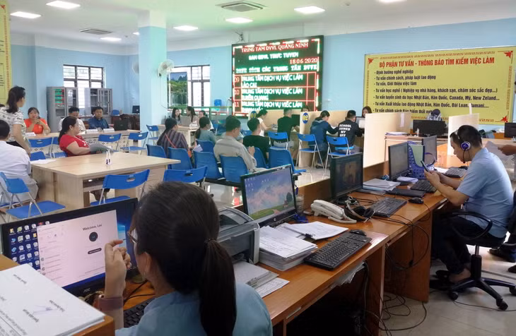 Người lao động đến tìm hiểu thông tin thị trường việc làm tại Trung tâm Dịch vụ việc làm Quảng Ninh.