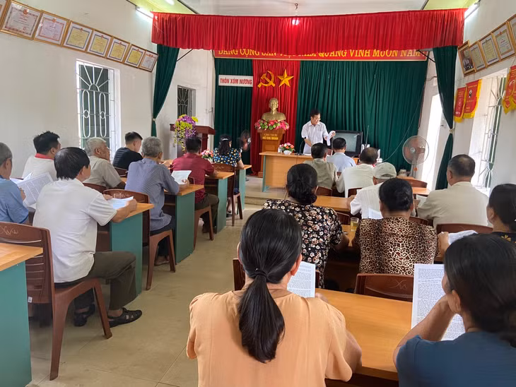 sinh hoạt chi bộ tại hôn Xóm Nương, xã Tiên Lãng, huyện Tiên Yên