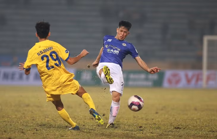 Đình Trọng nhận thất bại trong ngày trở lại V-League sau 17 tháng vắng mặt do chấn thương. Ảnh: Lâm Thoả.