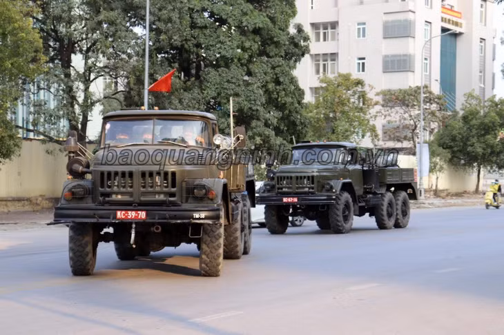 2 xe chuyên dụng của Tiểu đoàn Phòng hóa 38 (Bộ Tham mưu, Quân khu 3) tiến vào khuôn viên Bệnh viện Vinmec để phun hóa chất tiêu độc khử trùng. Đây là một trong những địa điểm trong lịch trình di chuyển của BN1553.