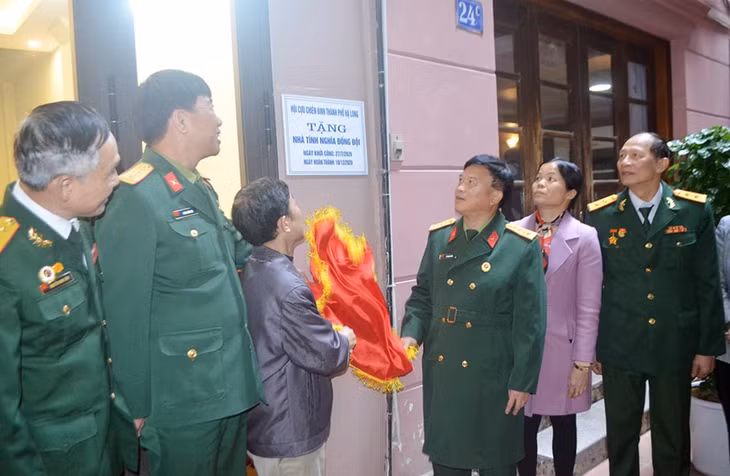 Lãnh đạo Hội CCB tỉnh và Hội CCB TP Hạ Long kéo băng khánh thành nhà 