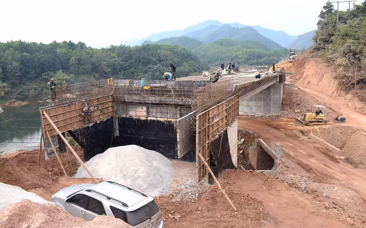 Các công nhân đang hoàn thành cầu chống ngập đoạn thôn Khe Tâm, xã Nam Sơn trên trục tỉnh lộ 330, huyện Ba Chẽ.
