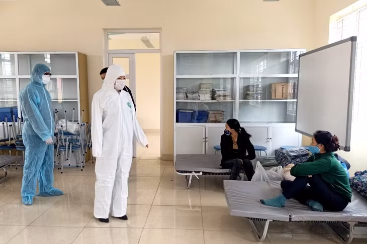 Đồng chí Phó Chủ tịch UBND tỉnh đến kiểm tra khu cách ly tập trung tại Trường THCS Nguyễn Du (phường Đức Chính, TX Đông Triều) và động viên những người thuộc diện cách ly.