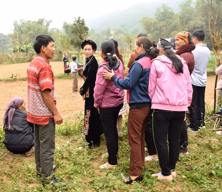 Ông Ngô Văn Đài, ngwoif có uy tín thôn Đồng Đình, xã Phong Dụ, huyện Tiên Yên tuyên truyền ngwoif dân hạn chế đốt hương , vàng mã trong lễ hội Đồng Đình 2019