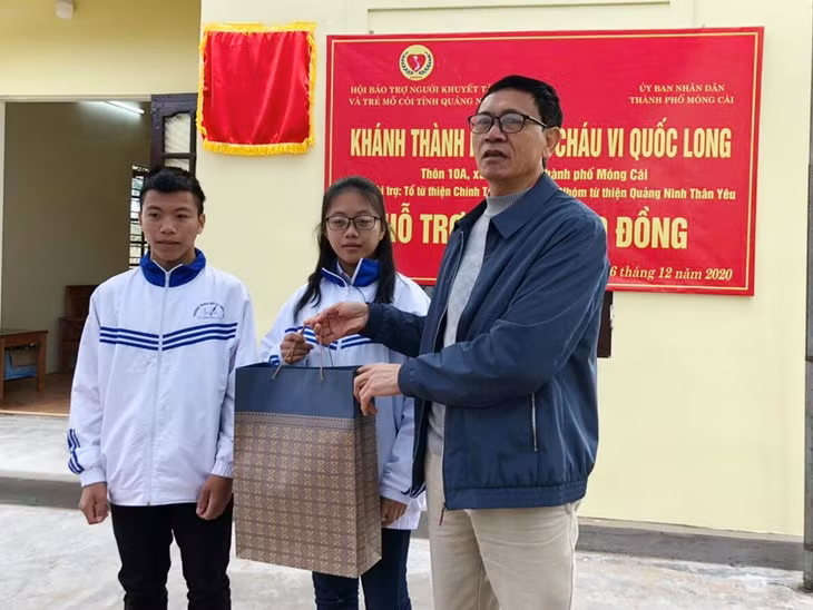 Hội Bảo trợ NKT&TMC tỉnh thăm hỏi, động viên tặng quà cho 2 em mồ côi cả cha và mẹ là Vi Quốc Long và Vi Hồng Ánh ở thôn 10, xã Hải Xuân (TP Móng Cái) tháng 12/2020.
