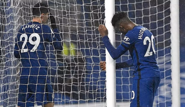 Hudson-Odoi (phải) chơi năng nổ nhất phía Chelsea, nhưng không thể ghi bàn vào lưới Wolves. Ảnh: AP.