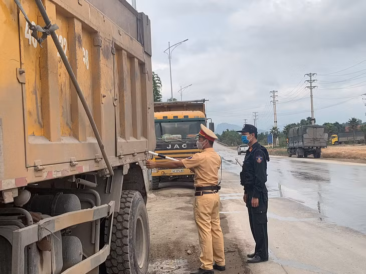CSGT tiến hành do thành thùng phương tiện. 