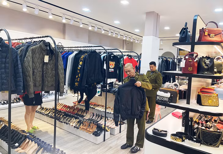 Cửa hàng kinh doanh hàng hóa nghi nhập lậu. (Ảnh do đơn vị cung cấp)