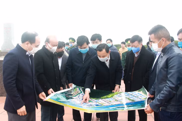 Chủ tịch UBND tỉnh Nguyễn Tường Văn nghe nhà đầu tư báo cáo công tác lập, triển khai các dự án đầu tư tại KKT cửa khẩu Móng Cái, ngày 15/12/2020.