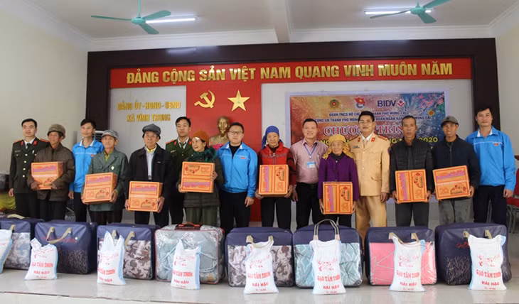 Chương trình trao quà Tết tại trụ sở UBND xã Vĩnh Trung.