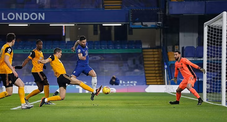 Ở tuổi 34, Giroud chậm chạp và tỏ ra không phù hợp để đá chính. Ảnh: Reuters.