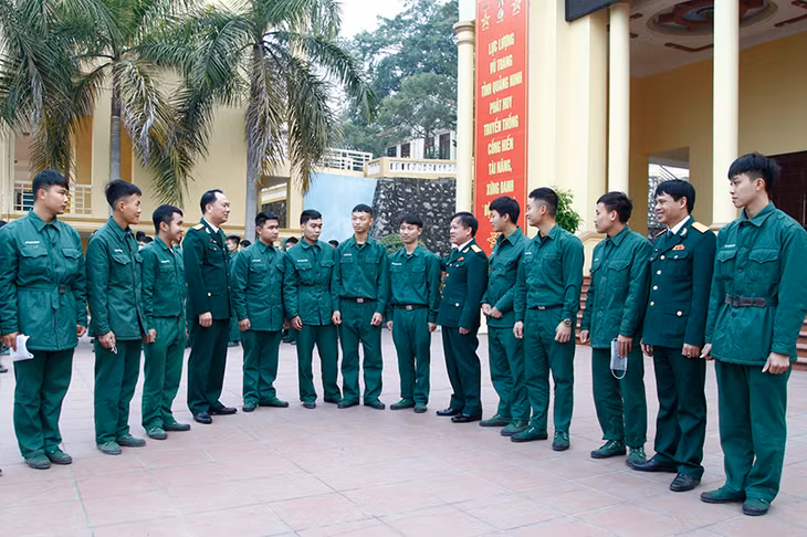 Lãnh đạo Bộ CHQS tỉnh, động viên các quân nhân hoàn thành NVQS trước khi trở về địa phương.