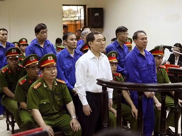 Bị cáo Dương Chí Dũng và các bị cáo khác trước vành móng ngựa. (Ảnh: Doãn Tấn/TTXVN)