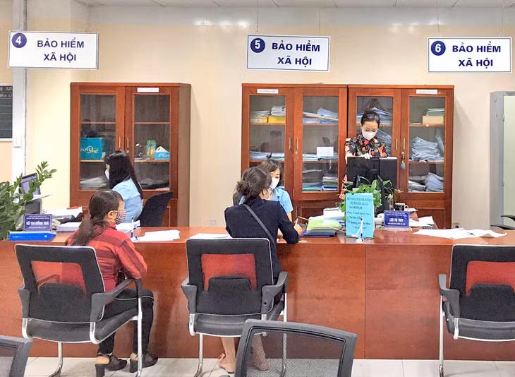 Người dân đến làm thủ tục BHXH, BHYT tại Trung tâm Hành chính công TP Hạ Long.