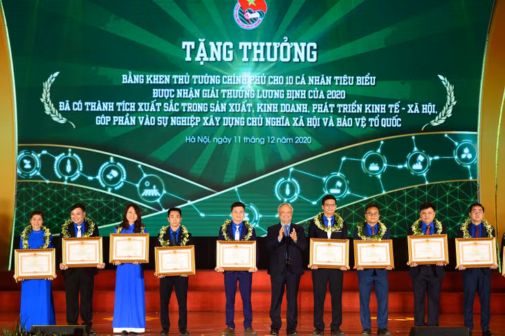 Chị Hiền (đứng thứ 3 từ trái sang) vinh dự là 1 trong 10 gương mặt thanh niên nông thôn xuất sắc nhất năm 2020 được nhận bằng khen của Thủ tướng Chính phủ.