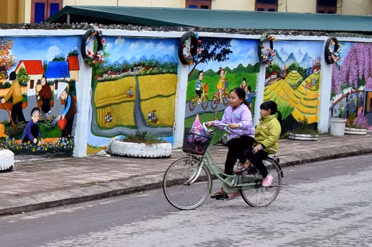 Tranh tường tại tuyến đường thôn Làng Nhội có sự tham gia tích cực của các hội viên Chi hội VHNT xã Đông Hải