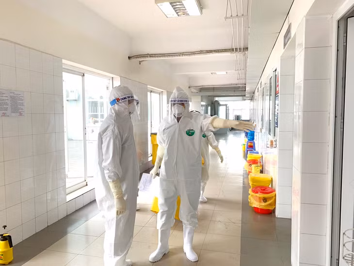 Trước khi vào khu điều trị, tất cả các y, bác sĩ đều được trang bị bảo hộ.
