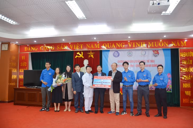 Bệnh viện Sản Nhi Quảng Ninh tặng quà