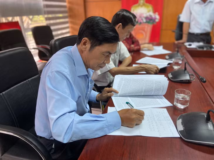 Cán bộ hưu trí tại thị trấn Tiên Yên, huyện Tiên Yên tham gia sinh hoạt, góp ý văn kiện Đại hội Đảng toàn quốc lần thứ XIII.