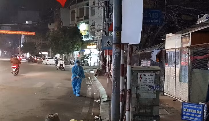 Lực lượng y tế tiến hành phun khử khuẩn tại tổ 1, khu 6, phường Hồng Hà.