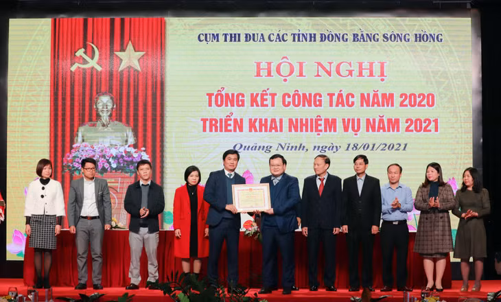Đồng chí Nguyễn Tường Văn, Chủ tịch UBND tỉnh trao tăng Bằng khen 