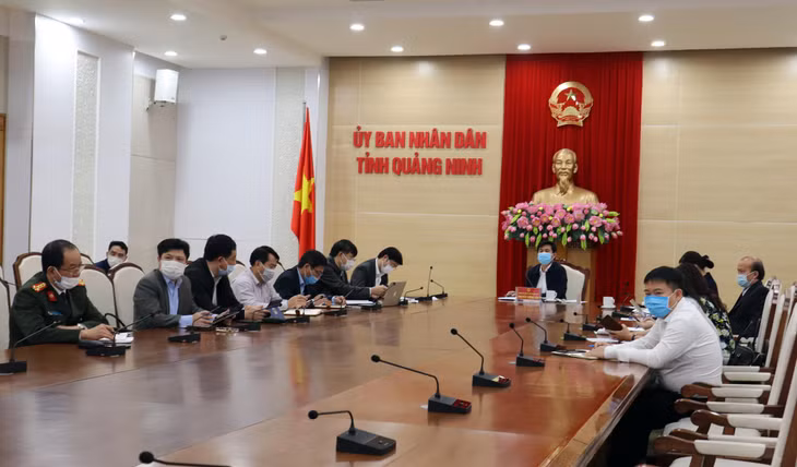 Đồng chí Nguyễn Tường Văn, Chủ tịch UBND tỉnh chỉ đạo tại điểm cầu Quảng Ninh.