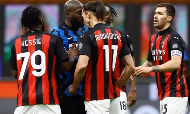  Màn xô xát giữa Romelu Lukaku và Zlatan Ibrahimovic.
