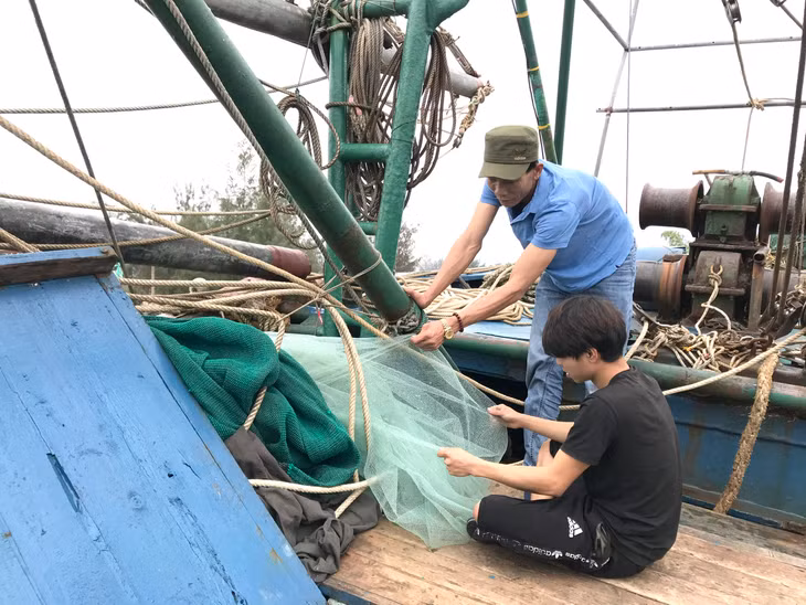 Ngư dân xã Hạ Long (huyện Vân Đồn) kiểm tra lưới, chuẩn bị ra khơi.
