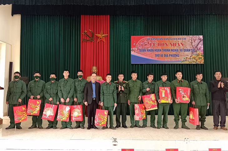 Huyện Ba Chẽ tổ chức Lễ đón nhận và trao quà Tết cho 62 quân nhân hoàn thành NVQS trở về địa phương. (Ảnh Thùy Loan- Ba Chẽ).