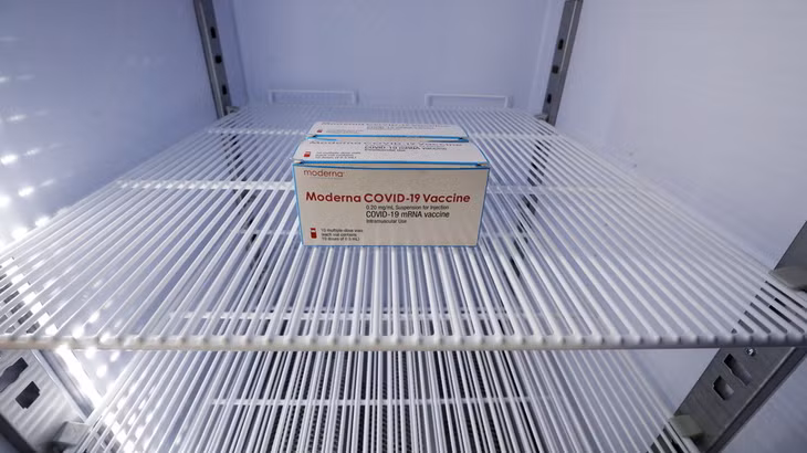 Hộp vaccine ngừa COVID-19 của Moderna lưu trữ trong tủ lạnh. Ảnh: Reuters
