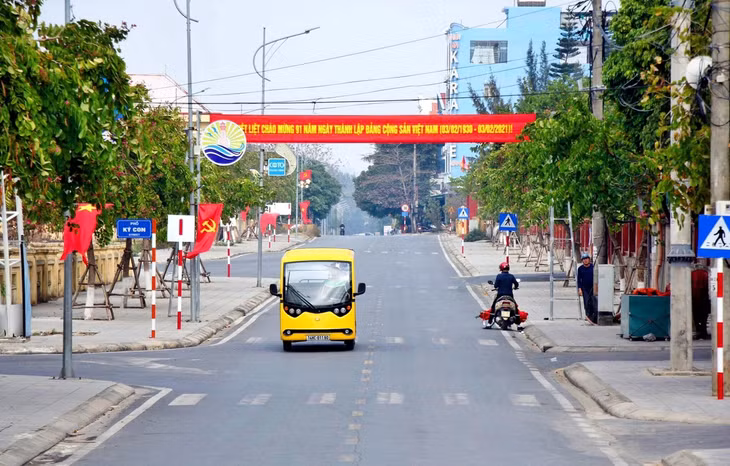 Khắp các tuyến đường, tuyến phố của huyện đảo Cô Tô, cờ hoa, băng rôn chào mừng Đại hội cũng đã được trang hoàng rực rỡ.