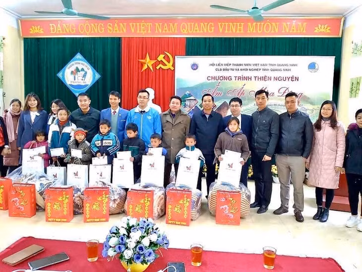 CLB Đầu tư và Khởi nghiệp Quảng Ninh tặng quà cho các em nhỏ ở xã Phong Dụ, huyện Tiên Yên. Ảnh đơn vị cung cấp.
