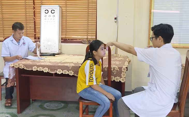 Các bác sĩ tình nguyện khám sàng lọc về mắt cho trẻ em xã Sơn Dương (TP Hạ Long).