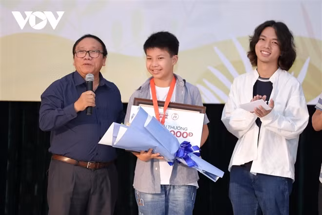Cao Khải An nhận giải 