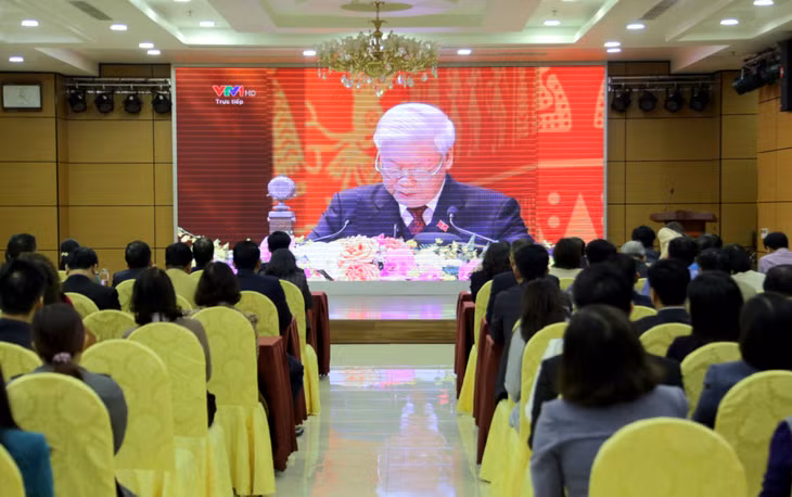 Các cán bộ, đảng viên chăm chú lắng nghe Báo cáo về các Văn kiện được đồng chí Tổng Bí thư, Chủ tịch nước Nguyễn Phú Trọng thay mặt Ban Chấp hành khoá XII trình bày trước Đại hội.