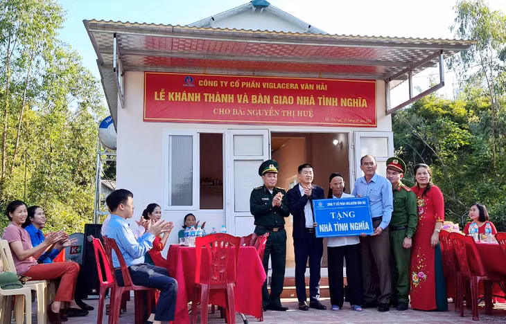 Đại diện Công ty CP Viglacera Vân Hải trao nhà tình nghĩa cho bà Nguyễn Thị Huệ, thôn Yên Hải, xã Quan Lạn, huyện Vân Đồn. Ảnh: Mạnh Trường
