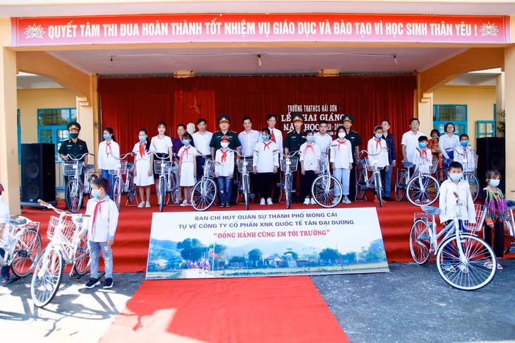 LLVT TP Móng Cái tặng xe đạp cho học sinh có hoàn cảnh khó khăn. 