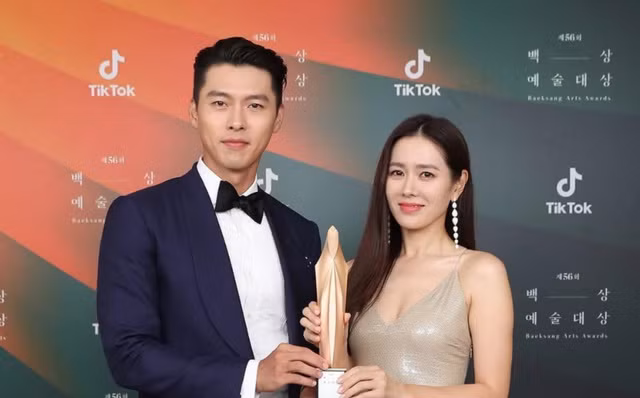 Son Ye Jin và Hyun Bin công khai tình cảm vào tháng 1/2021. 