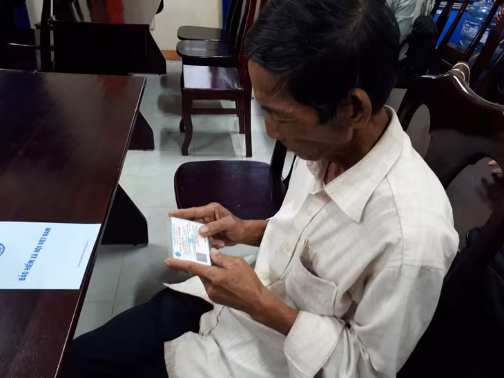 Người nghèo thuộc diện khó khăn được hỗ trợ cấp thẻ BHYT.
