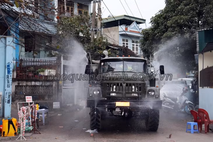 .. và thực hiện phun khử khuẩn cẩn thận tại dọc trục đường vào các khu dân cư.