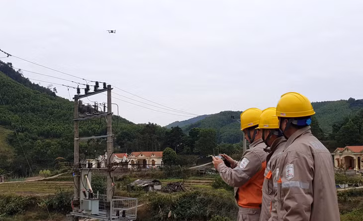 Công nhân Điện lực TP Hạ Long kiêm rtra 