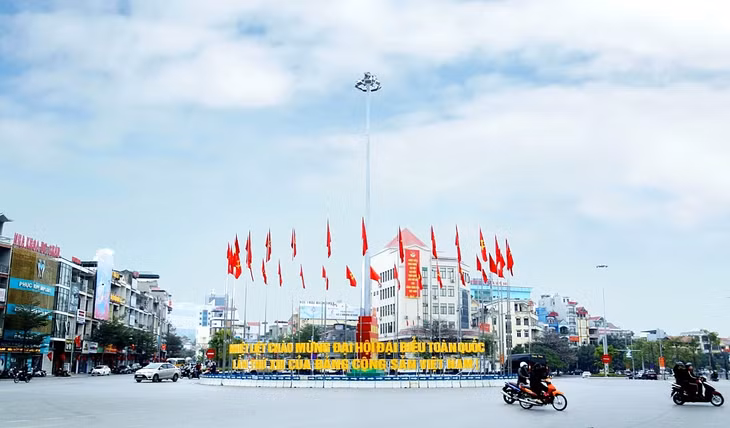 Tại TP Hạ Long - thủ phủ của tỉnh, tất cả các tuyến đường trung tâm đã được trang hoàng cờ hoa rực rỡ cùng các khẩu hiệu cổ động chào mừng ngày hội lớn.