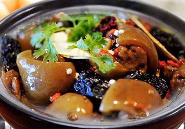 Thịt dê hầm sâm kỳ linh táo là món ăn tốt cho người bị gầy sút, dễ cảm cúm, tự hãn, cơ thể suy nhược.