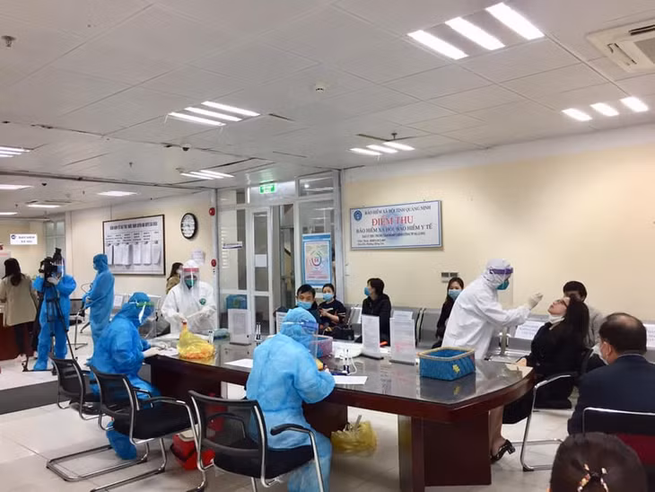 Cán bộ y tế lấy mẫu xét nghiệm Covid-19 đối với cán bộ, công chức, viên chức của Trung tâm Hành chính công Hạ Long